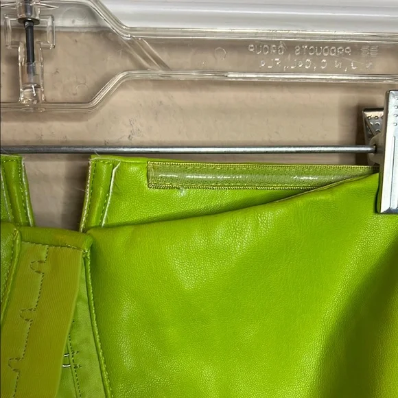 Meshki 2-Pc Sz Small Green Crop Top worn Em­ma Her­nan as in Sell­ing Sun­set - Picture 8 of 16